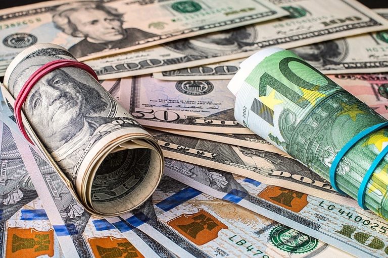 Dollar Peaks at 104.42, Up 3%: Rate Cut Odds Fall to 15%